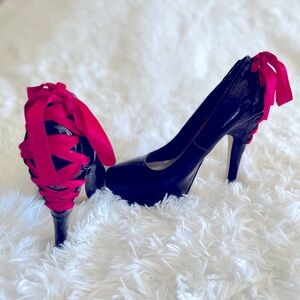 ShoeDazzle black patent leather heels w/ interchangeable laces size 7